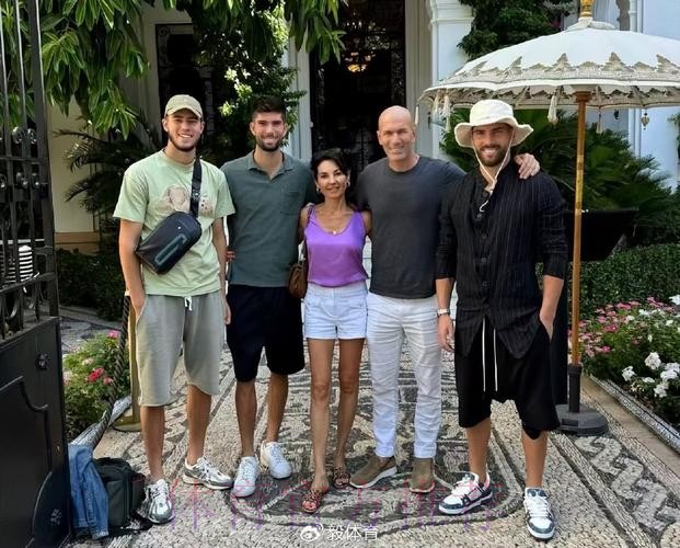 记者:齐达内和夫人现身伯纳乌观看皇马比赛 记者:齐达内和夫人现身伯纳乌观看皇马比赛