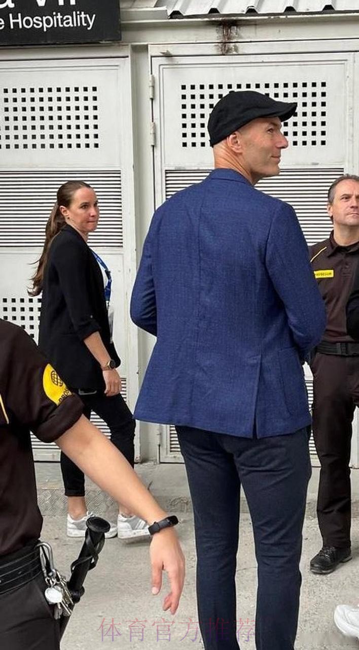 记者:齐达内和夫人现身伯纳乌观看皇马比赛 记者:齐达内和夫人现身伯纳乌观看皇马比赛